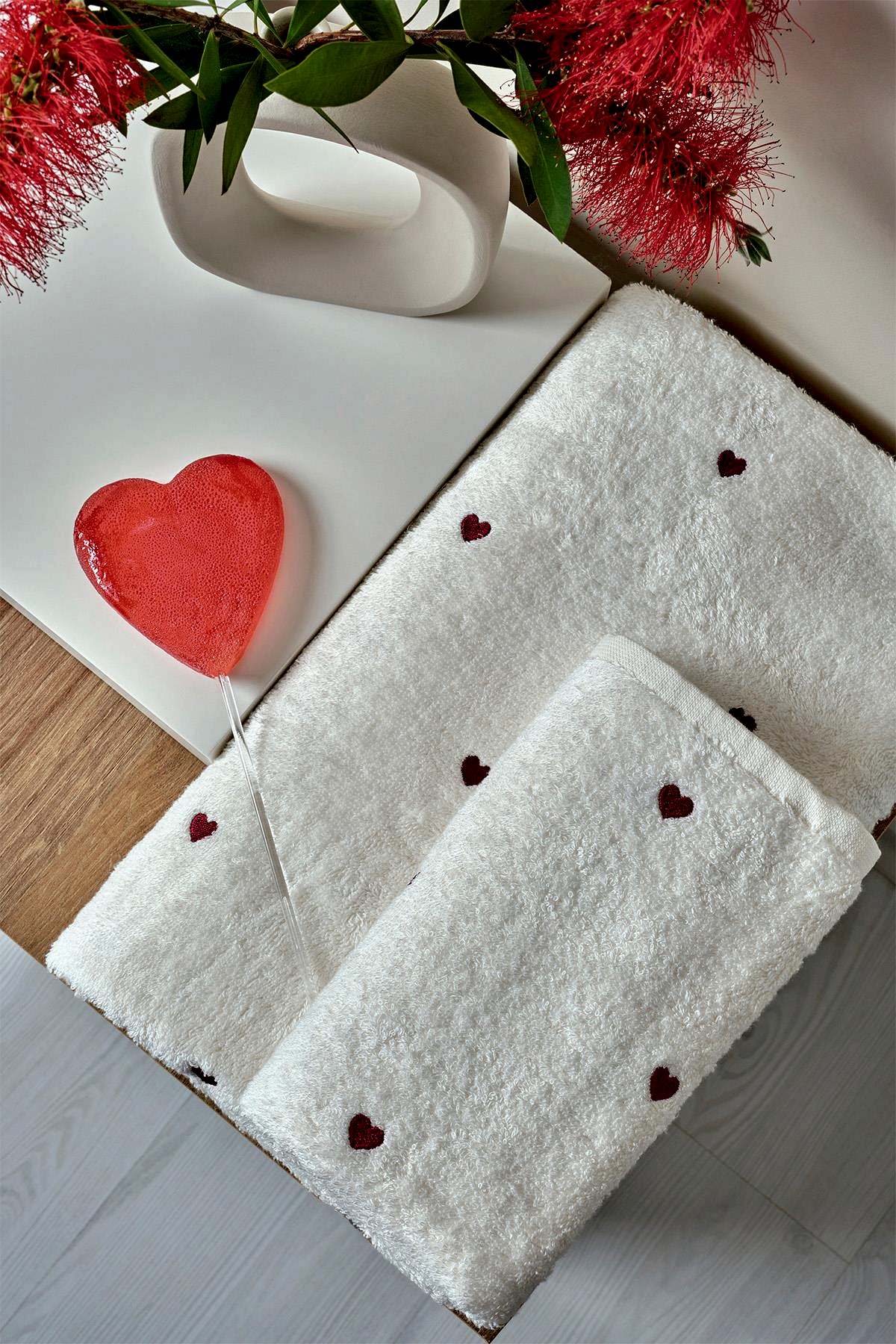 Amore Kalp Nakışlı Yüz Havlusu (50 x 90 cm)