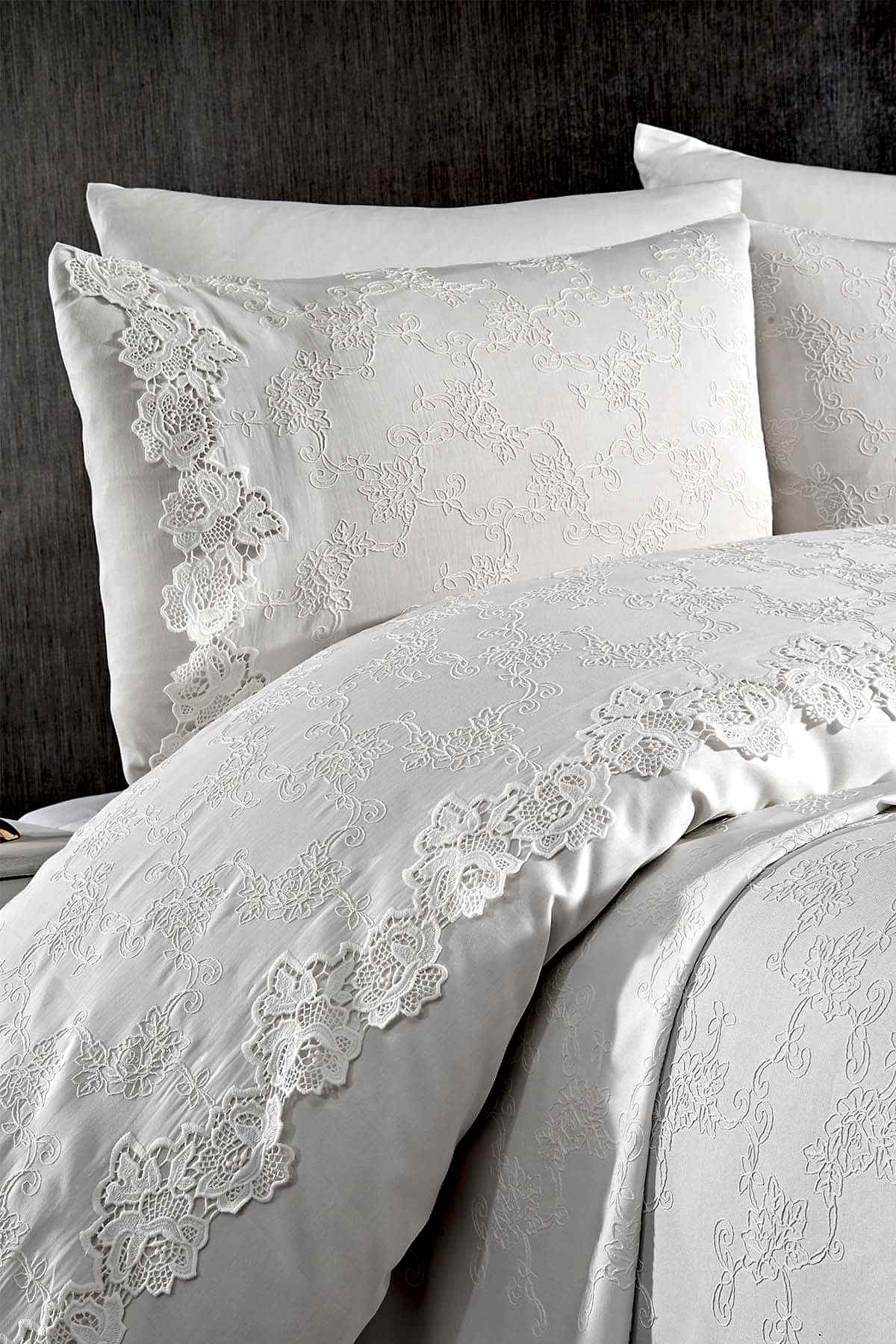 Astena Çiçek İşlemeli Çift Kişilik 7 Parça Nevresim + Pike Set