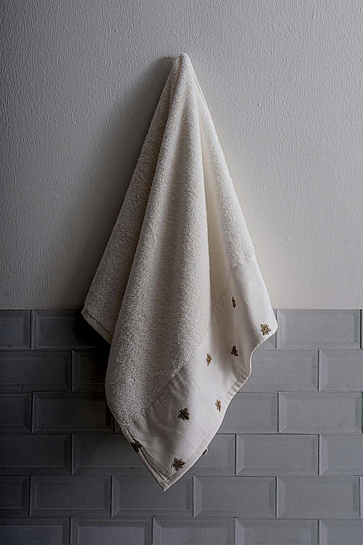 Bee Life Arı Nakışlı Banyo Havlusu (90 x 150 cm)