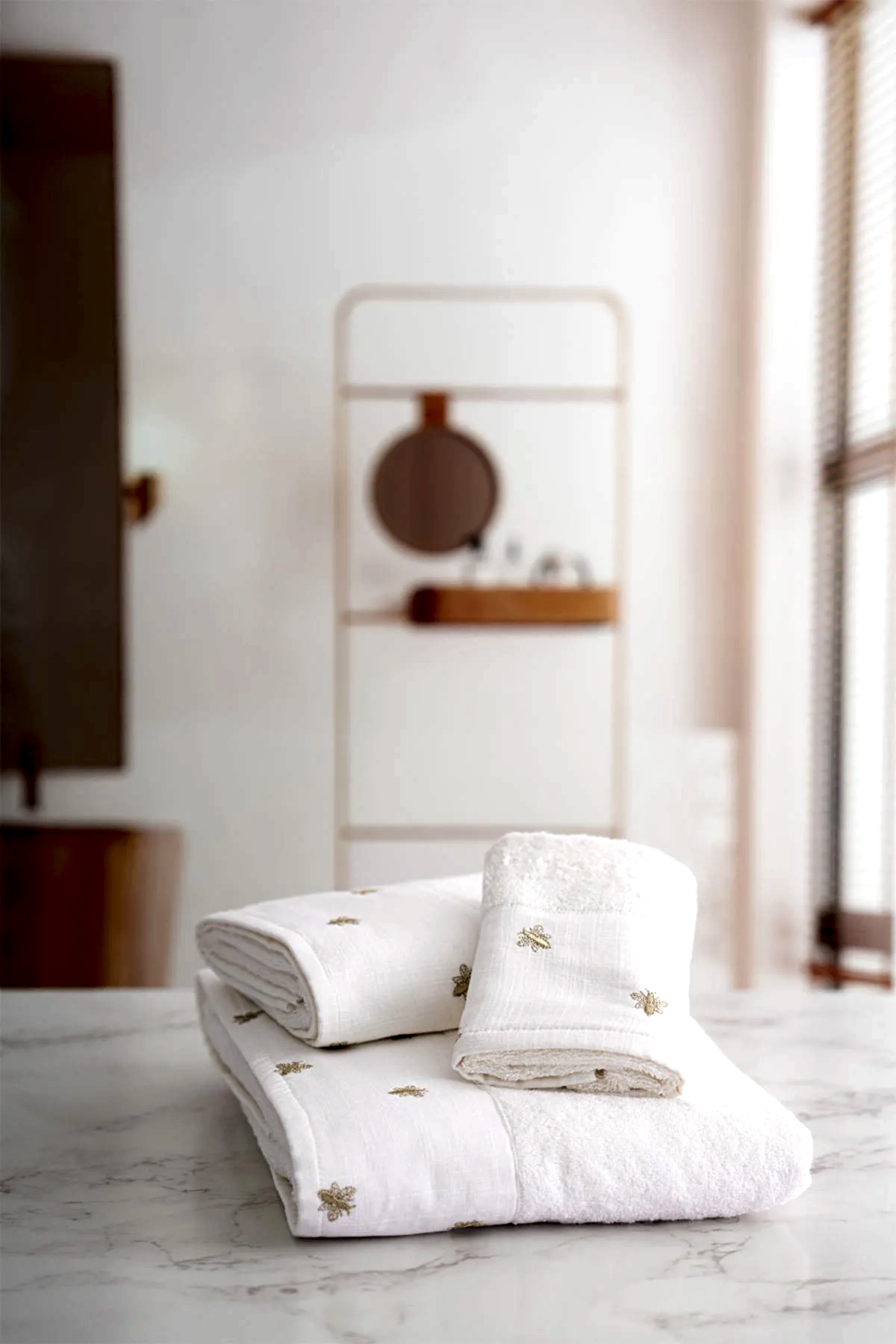 Bee Life Arı Nakışlı Banyo Havlusu (90 x 150 cm)
