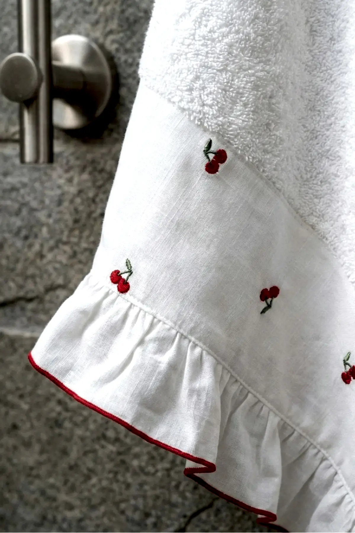 Cherry Kiraz Nakışlı Yüz Havlusu (50 x 90 cm)