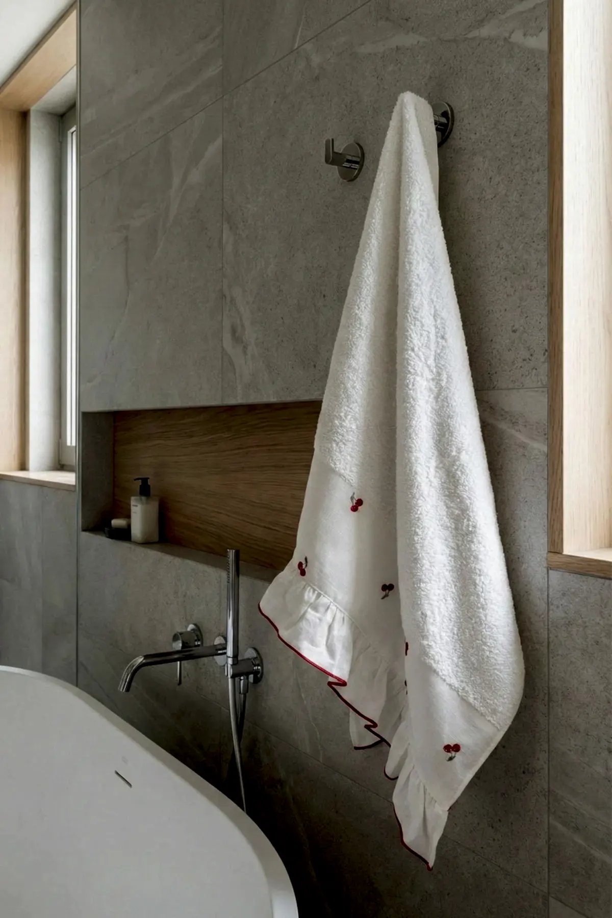Cherry Kiraz Nakışlı Banyo Havlusu (90 x 150 cm)