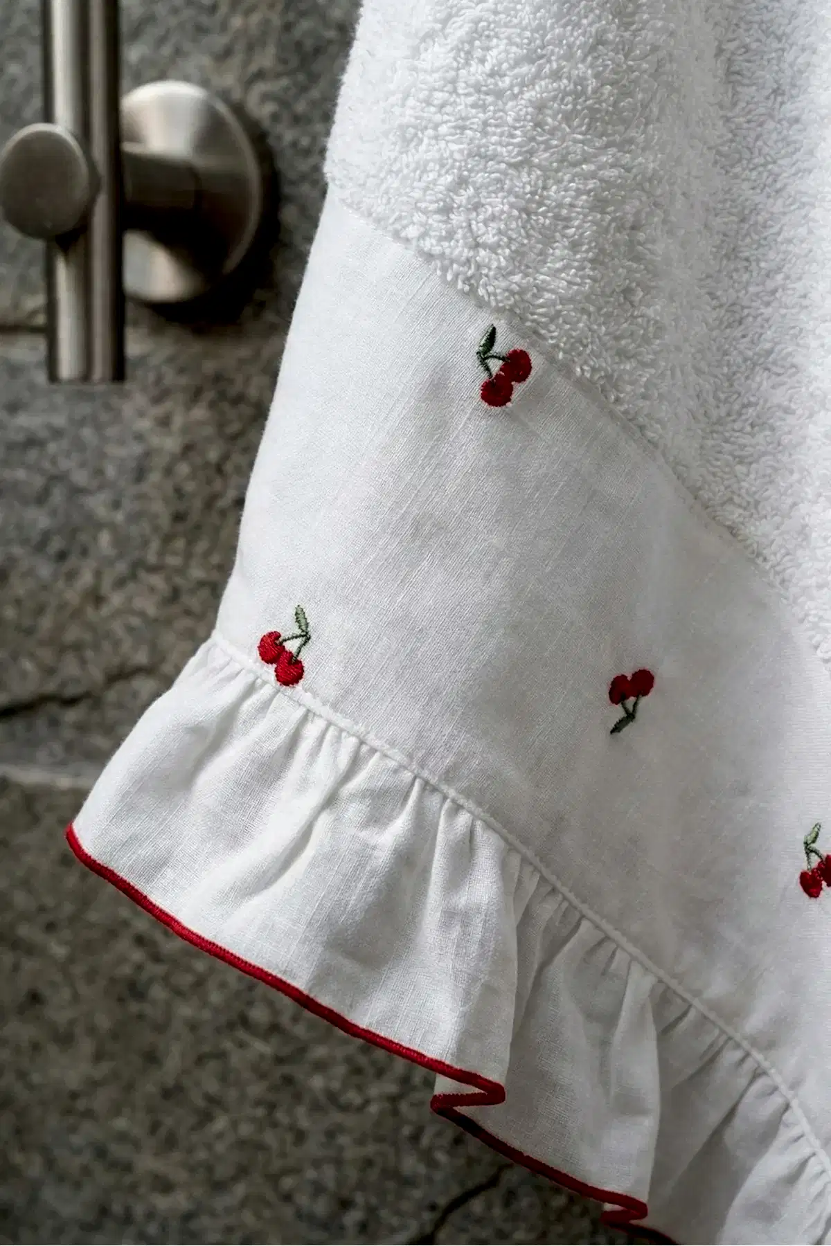 Cherry Kiraz Nakışlı Banyo Havlusu (90 x 150 cm)