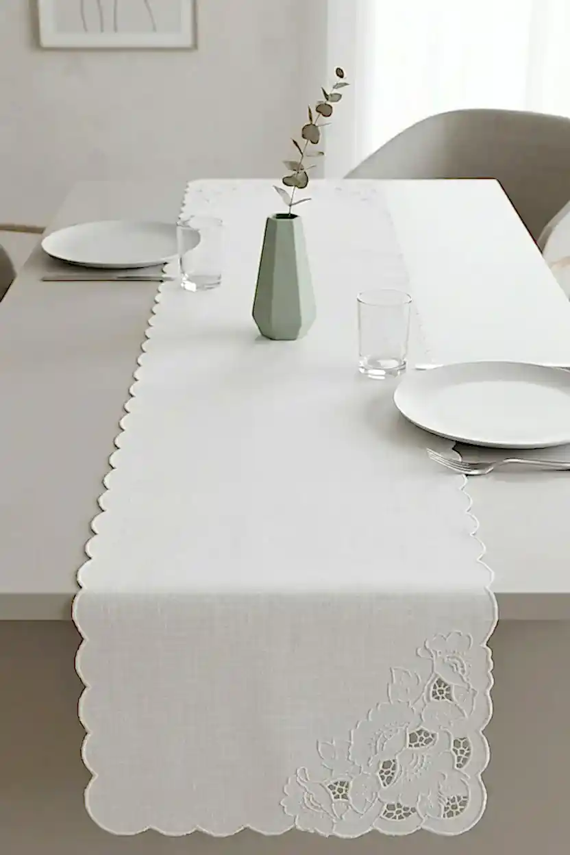 Delik İşi İşlemeli Leke Tutmaz Dertsiz Runner (40 x 130 cm)