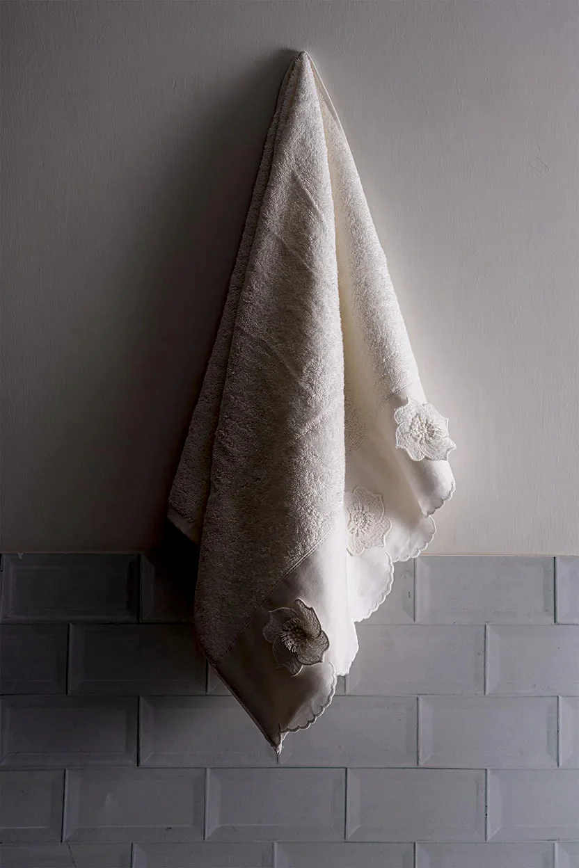 Hanzade Çiçek İşlemeli Banyo Havlusu (90 x 150 cm)