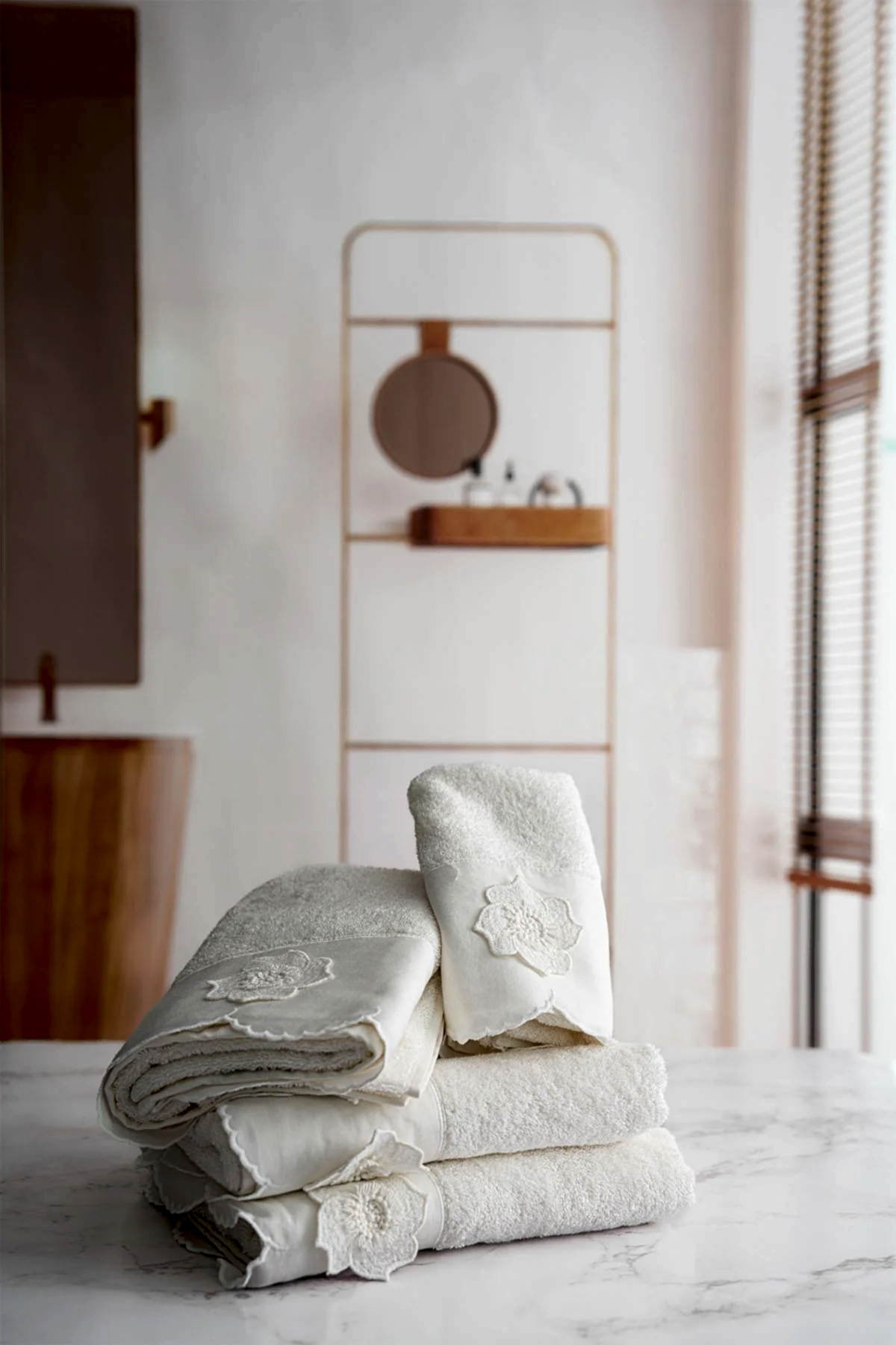 Hanzade Çiçek İşlemeli Banyo Havlusu (90 x 150 cm)
