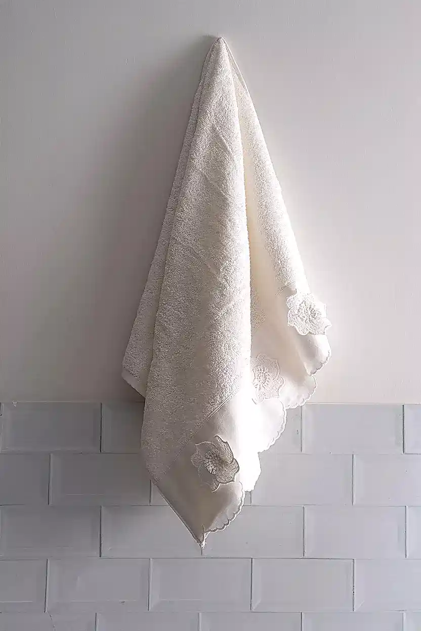 Hanzade Çiçek İşlemeli El Havlusu (30 x 50 cm)