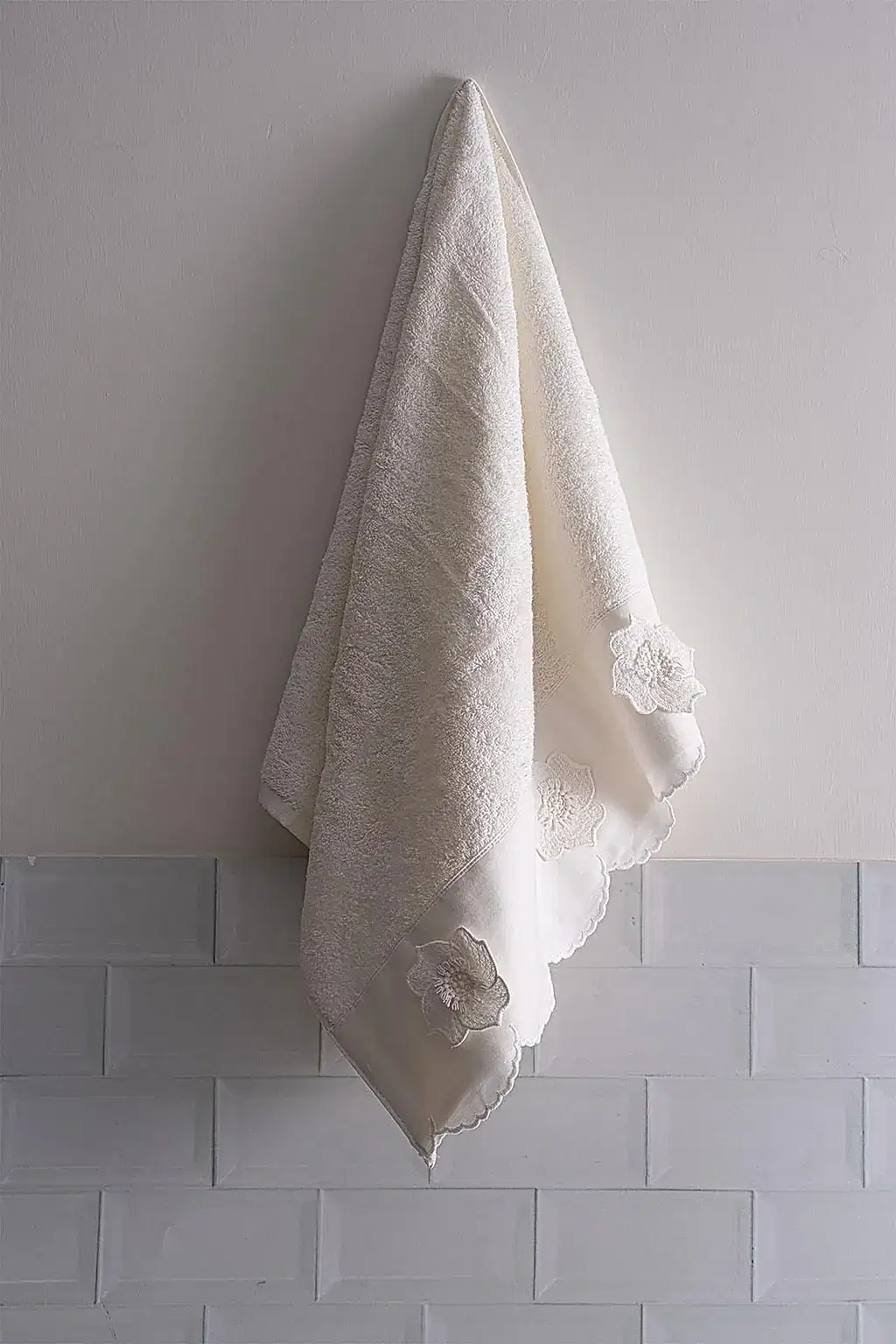 Hanzade Çiçek İşlemeli Yüz Havlusu (50 x 90 cm)