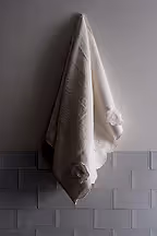 Hanzade Çiçek İşlemeli Yüz Havlusu (50 x 90 cm)