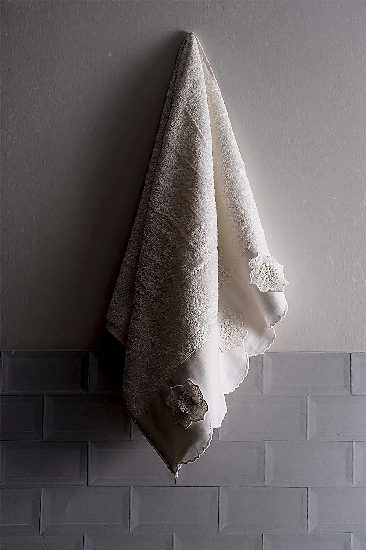 Hanzade Çiçek İşlemeli Yüz Havlusu (50 x 90 cm)