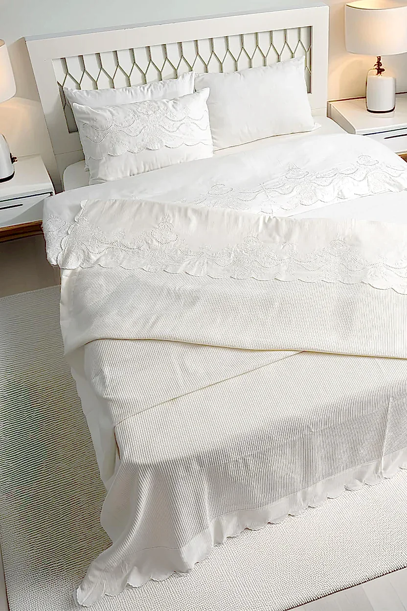 Hanzade Çiçek İşlemeli Çift Kişilik 7 Parça Nevresim + Pike Set