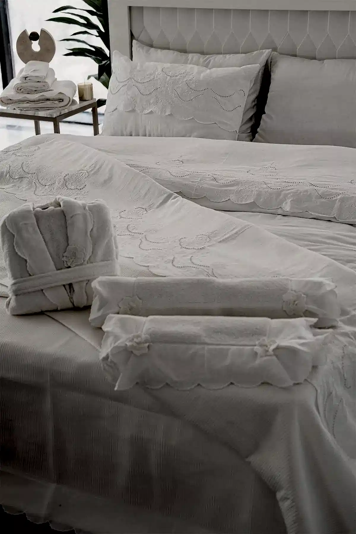 Hanzade Çiçek İşlemeli Çift Kişilik 7 Parça Nevresim + Pike Set