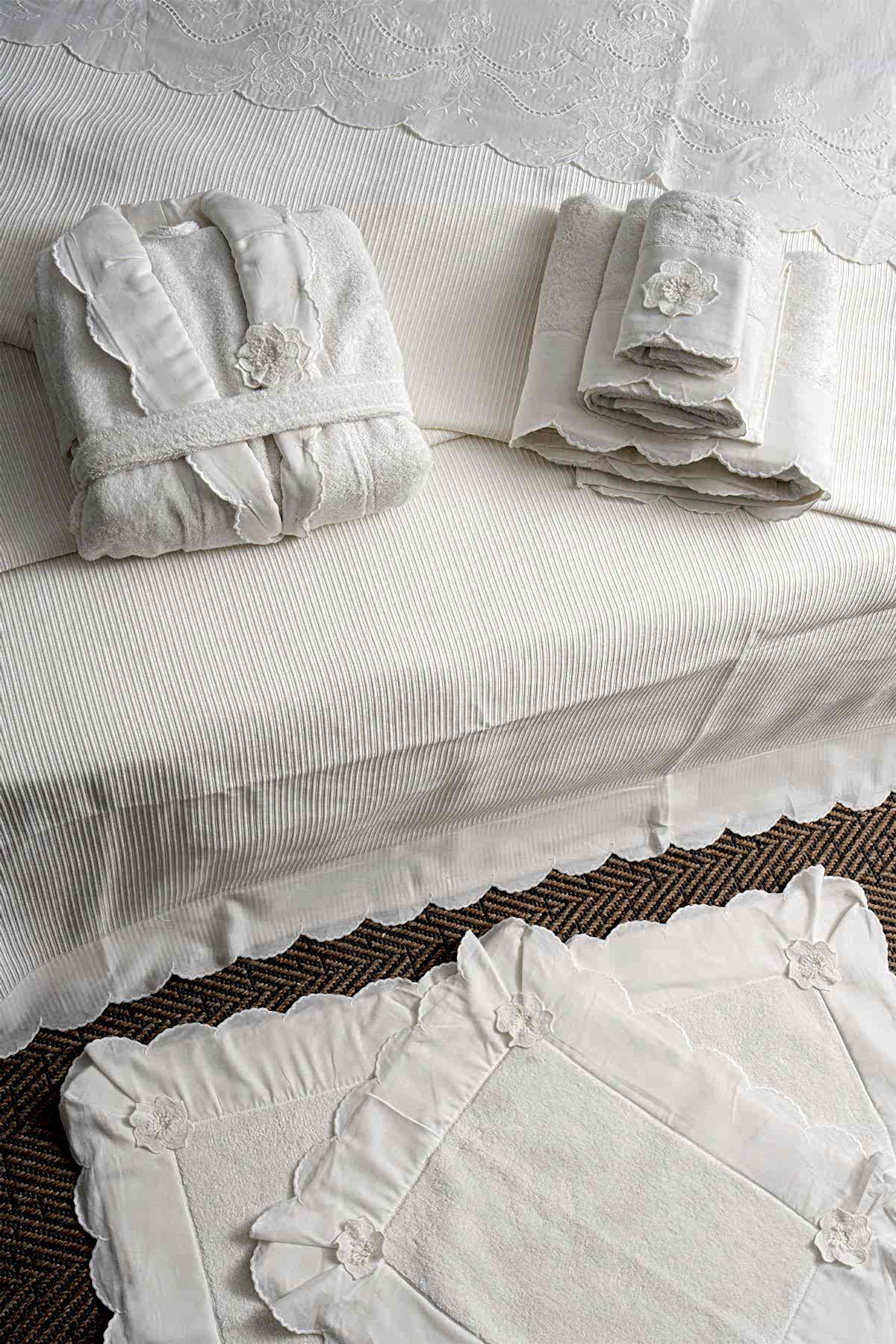 Hanzade Çiçek İşlemeli Çift Kişilik 7 Parça Nevresim + Pike Set