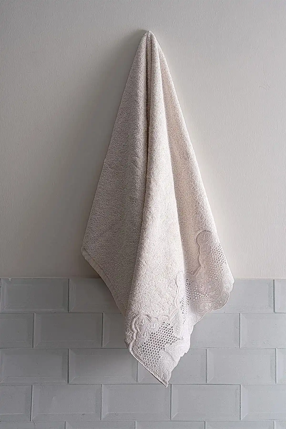 İris İşlemeli Yüz Havlusu (50 x 90 cm)