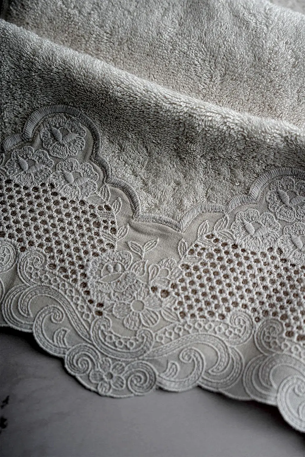 İris İşlemeli Yüz Havlusu (50 x 90 cm)