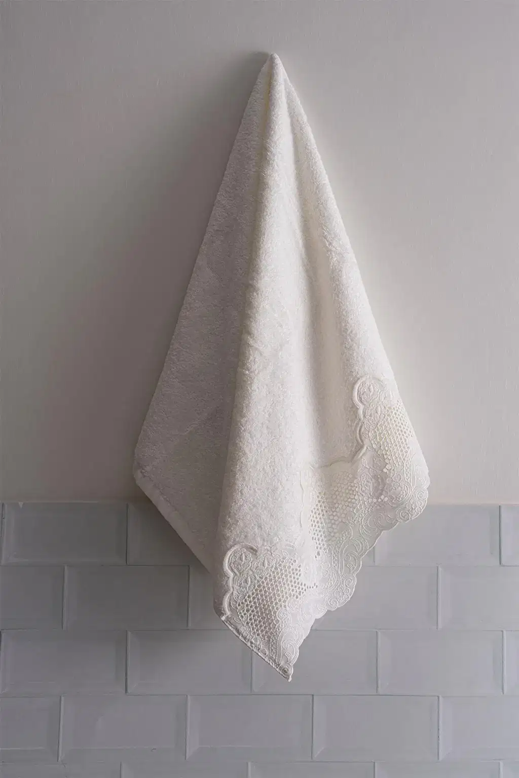 İris İşlemeli Yüz Havlusu (50 x 90 cm)