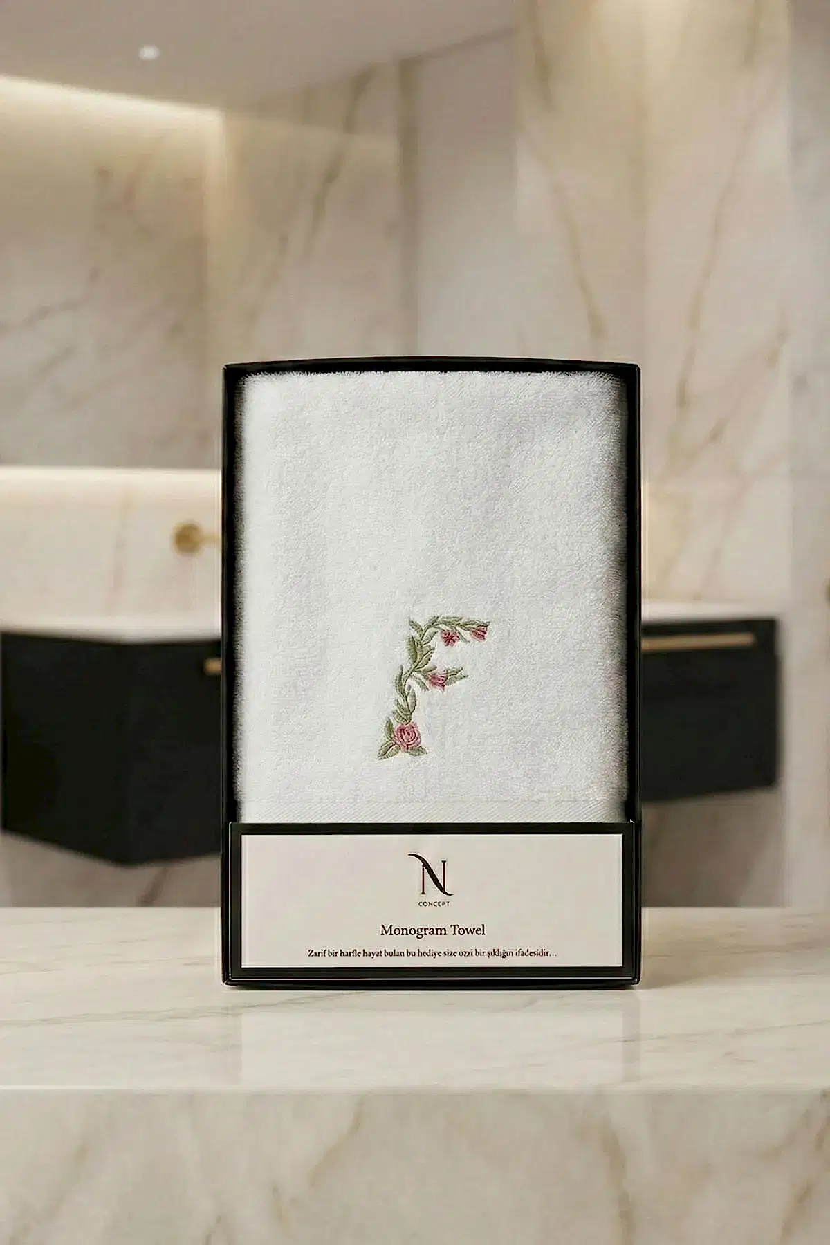 Monogram Harf Nakışlı Bambu Yüz Havlusu (50 x 90 cm)