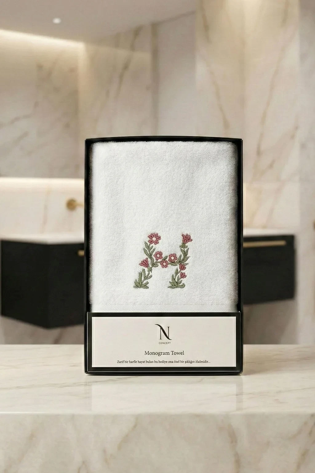 Monogram Harf Nakışlı Bambu Yüz Havlusu (50 x 90 cm)