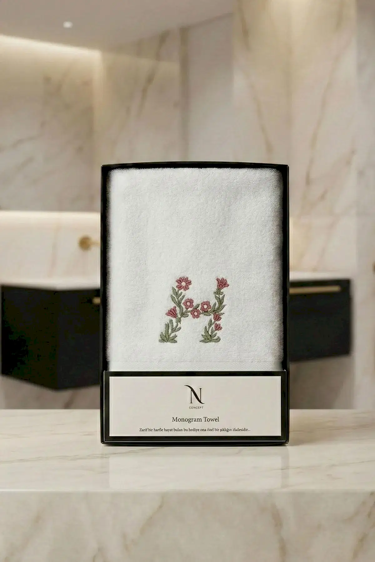 Monogram Harf Nakışlı Bambu Yüz Havlusu (50 x 90 cm)