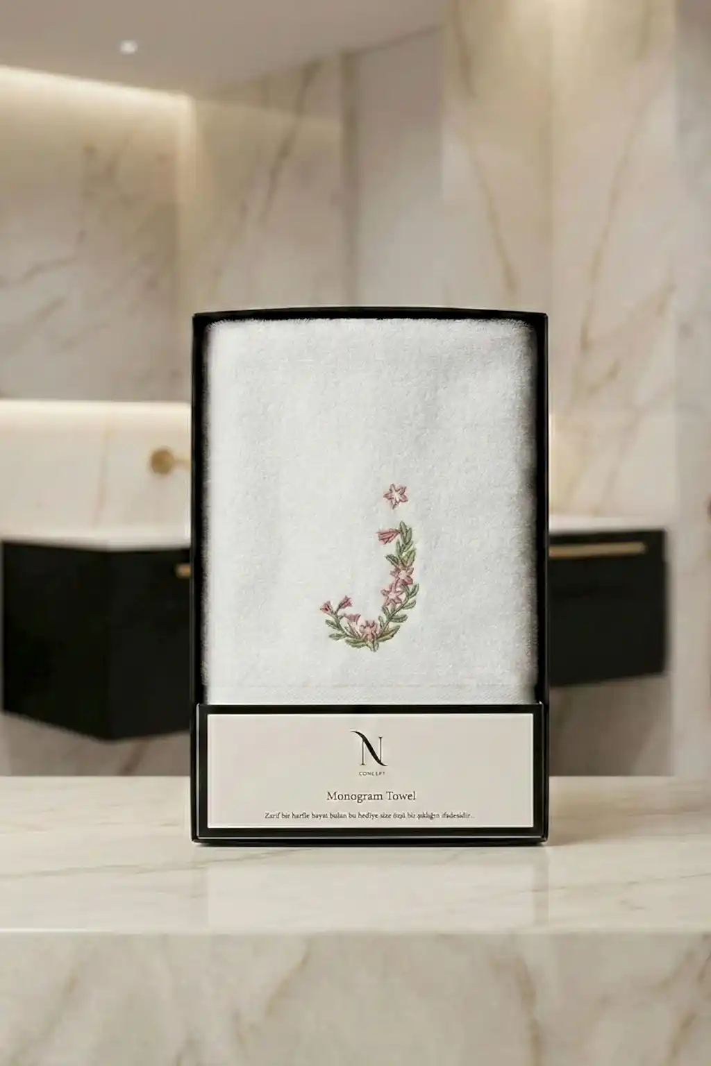 Monogram Harf Nakışlı Bambu Yüz Havlusu (50 x 90 cm)
