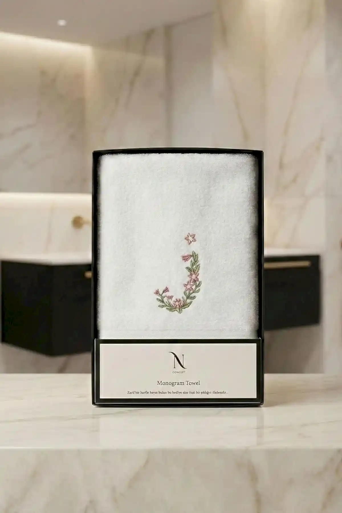 Monogram Harf Nakışlı Bambu Yüz Havlusu (50 x 90 cm)
