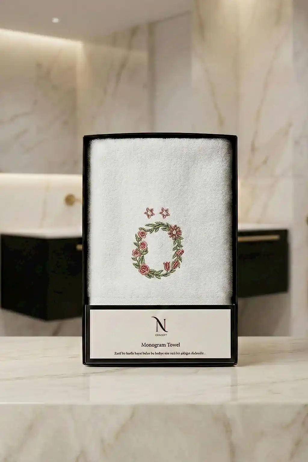 Monogram Harf Nakışlı Bambu Yüz Havlusu (50 x 90 cm)