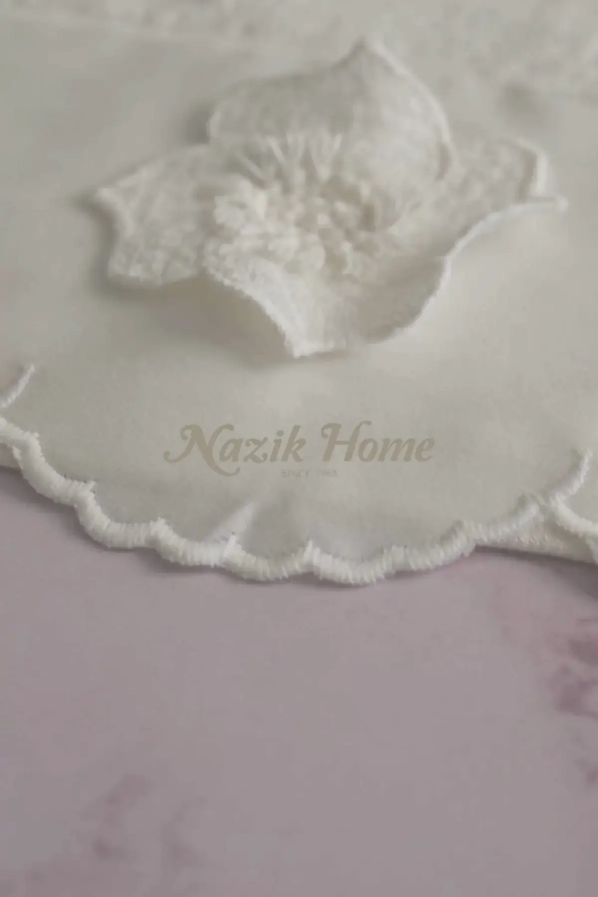 Hanzade Çiçek İşlemeli Yüz Havlusu (50 x 90 cm)