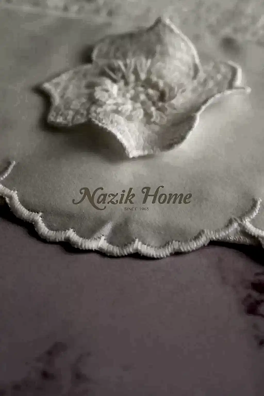 Hanzade Çiçek İşlemeli Yüz Havlusu (50 x 90 cm)