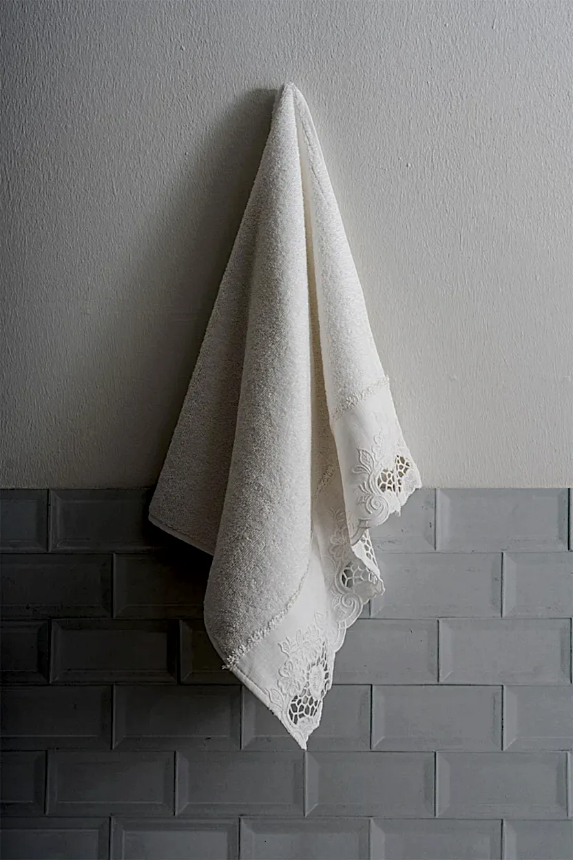 Puerta Çiçek İşlemeli Banyo Havlusu (90 x 150 cm)